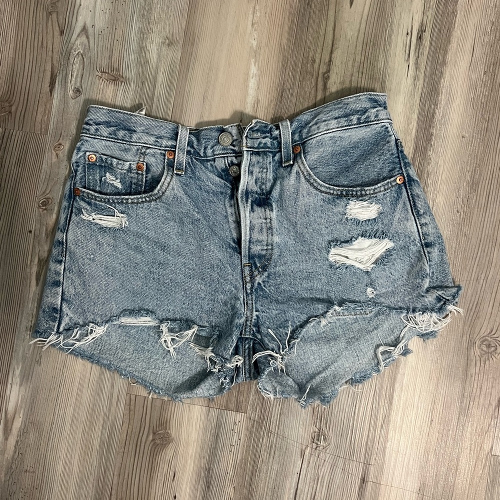 Levi 501 jean shorts size W28